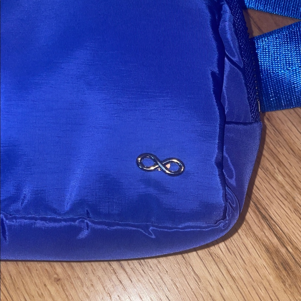 Sun and Sky Vibrant Blue Belt Bag - Picture 4 of 6
